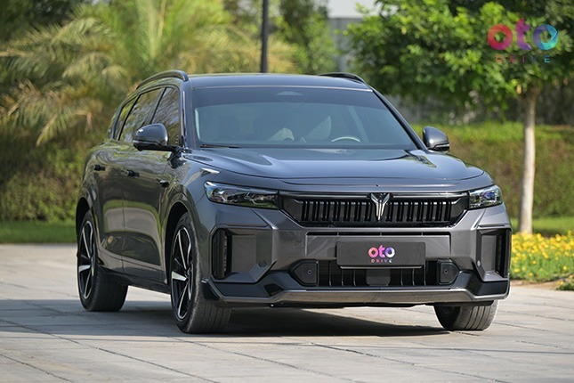 Front view of a dark grey Voyah Free electric crossover SUV showing its front grille and LED lights.